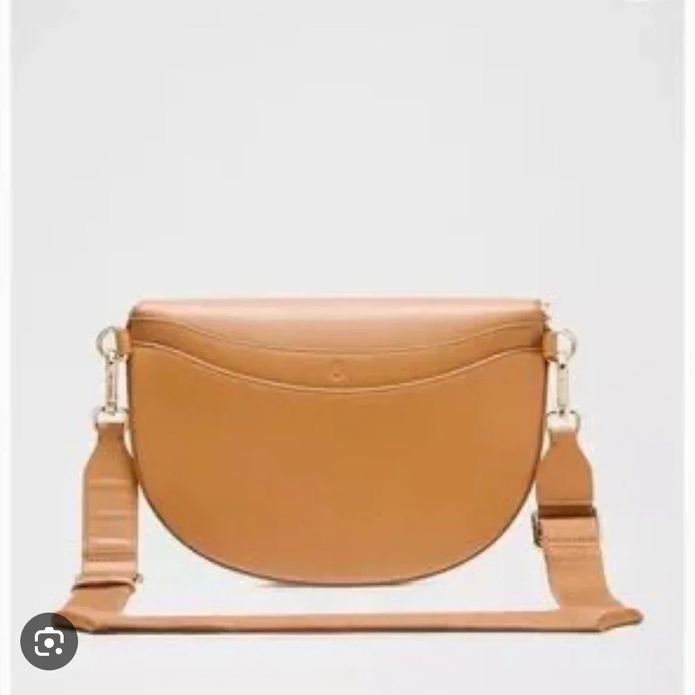 Lululemon Leather Alternative Saddle crossbody Bag 2L - Picture 2 of 11